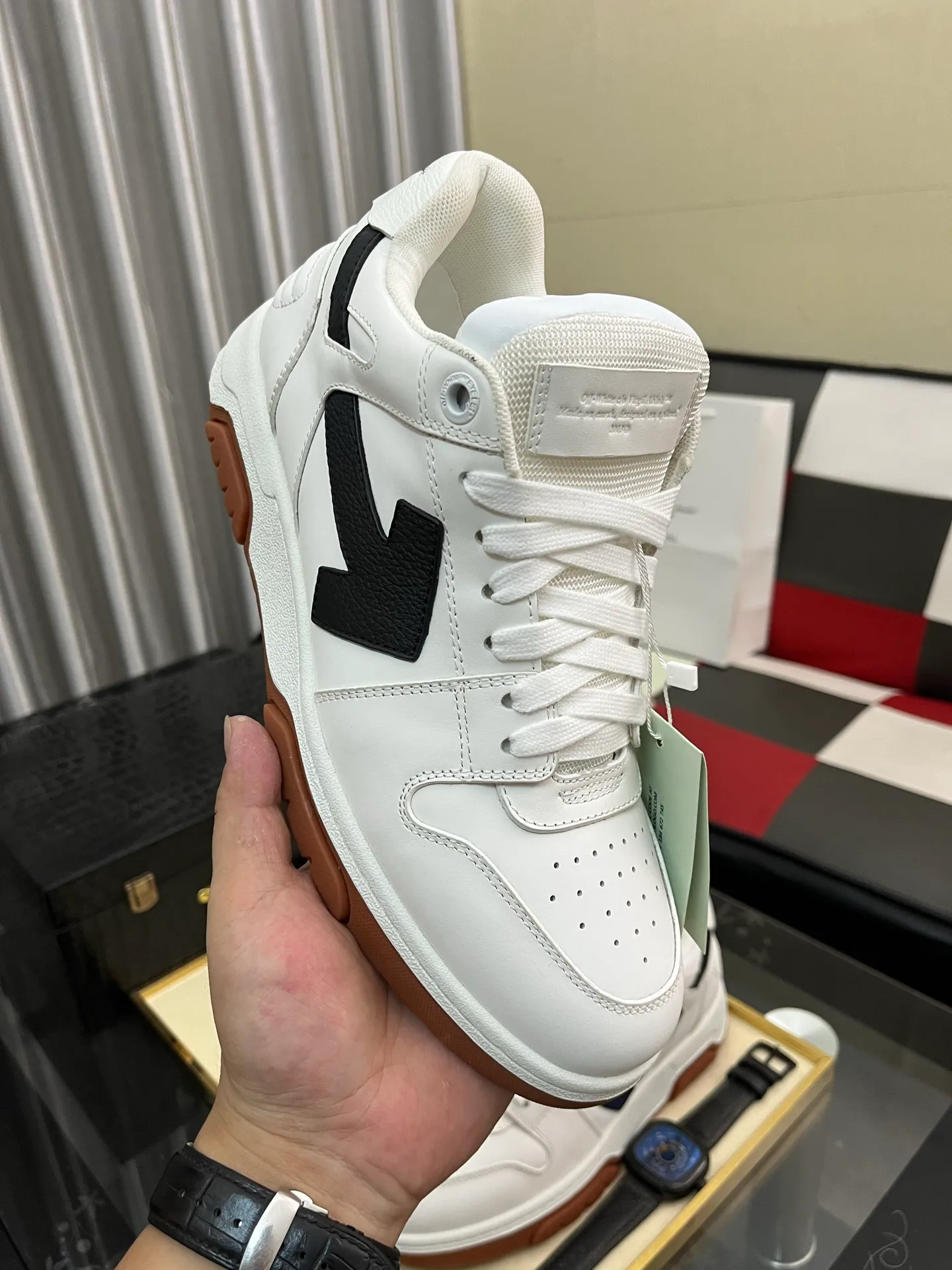 Men's shoes 💰600⌚️⌚️ OFF-White C/O VirGil Abloh fashionable and versatile casual shoes. Exclusive first release of the new model. Made of environmentally friendly cowhide leather and mesh fabric upper material. The insole is embedded with foam cushioning EVA material. The correct midsole is equipped with EVA lightweight cushioning. External tooth nail rubber outsole. The correct accessories can be customized simultaneously. Women's model: 35-40 Men's model: 39-45